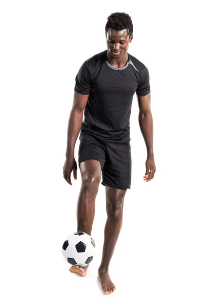 Homem negro jogando futebol — Fotografia de Stock