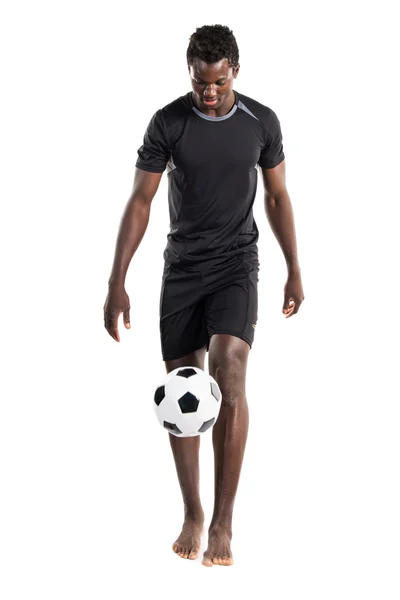 Homem negro jogando futebol — Fotografia de Stock