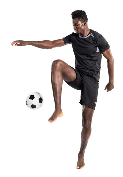 Homem negro jogando futebol — Fotografia de Stock