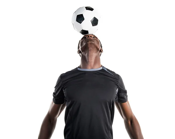 Homem negro jogando futebol — Fotografia de Stock