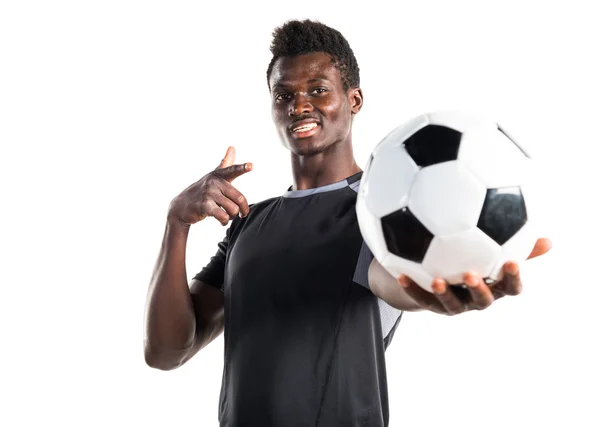 Homem negro jogando futebol — Fotografia de Stock