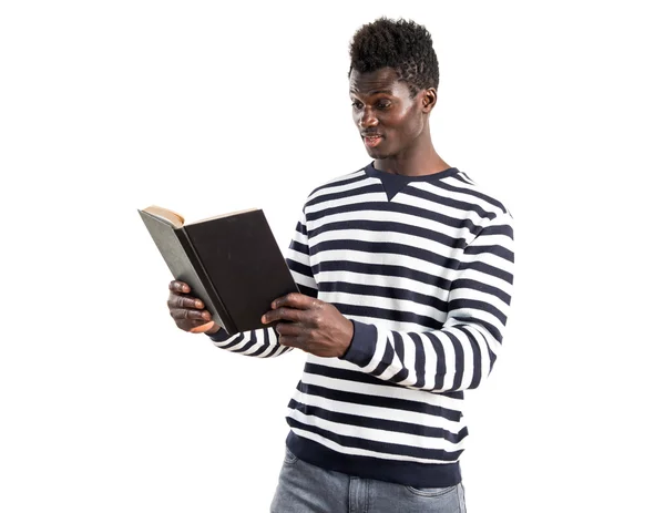 Schöner schwarzer Mann liest Buch — Stockfoto