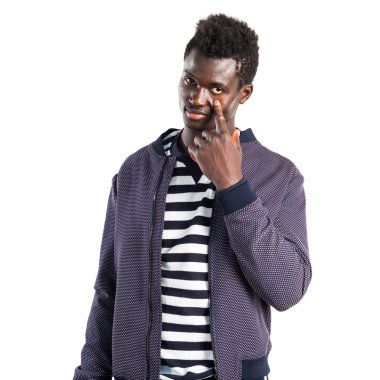 Siyah adam bir şeyler gösteriyor