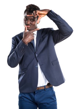 Siyah adam onun parmaklarıyla odaklanarak