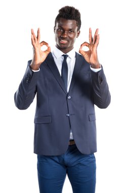 Siyah adam ok işareti yapmak