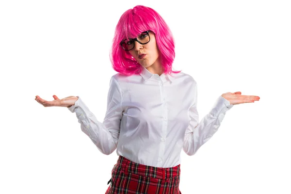 Menina com cabelo rosa fazendo gesto sem importância — Fotografia de Stock