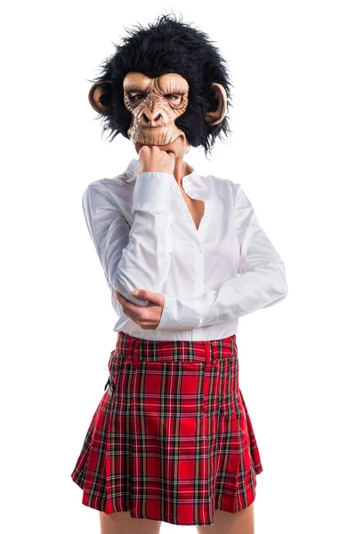 Dívka s opičí maska myšlení — Stock fotografie