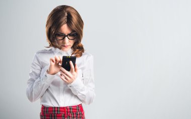 Genç öğrenci kız için mobil konuşuyor