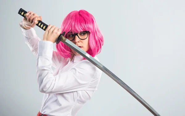 Menina com cabelo rosa segurando uma katana — Fotografia de Stock