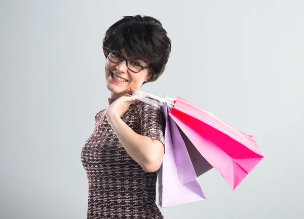 Frau mit vielen Einkaufstüten — Stockfoto