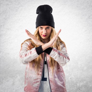 Dur işareti yaparak genç kentsel kadın