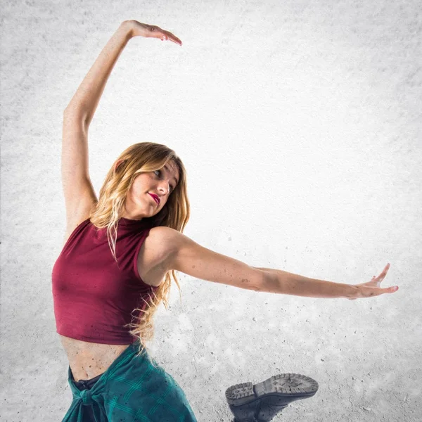 Jovem mulher urbana dançando — Fotografia de Stock