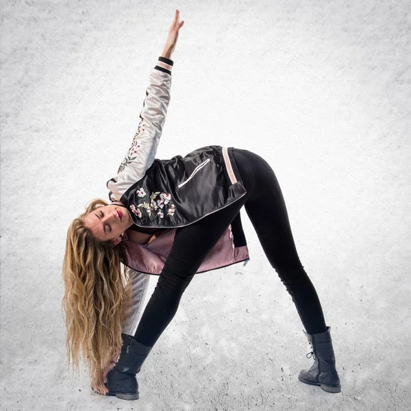 Jonge stedelijke vrouw dansen — Stockfoto