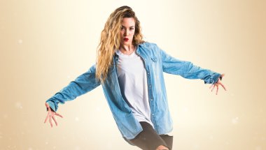 Genç kız dansçı izole arka plan üzerinde