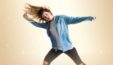 Genç kız dansçı izole arka plan üzerinde