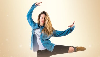 Genç kız dansçı izole arka plan üzerinde