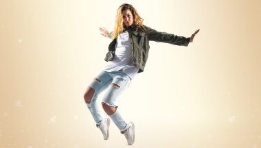 Genç kız dansçı izole arka plan üzerinde