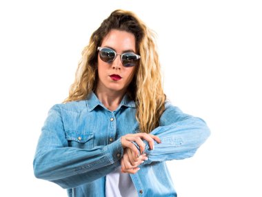 Genç kız dansçı izole arka plan üzerinde