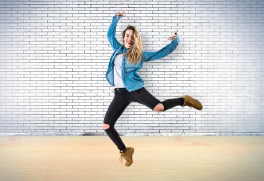 Genç kız dansçı izole arka plan üzerinde