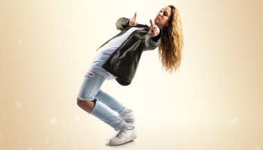 Genç kız dansçı izole arka plan üzerinde