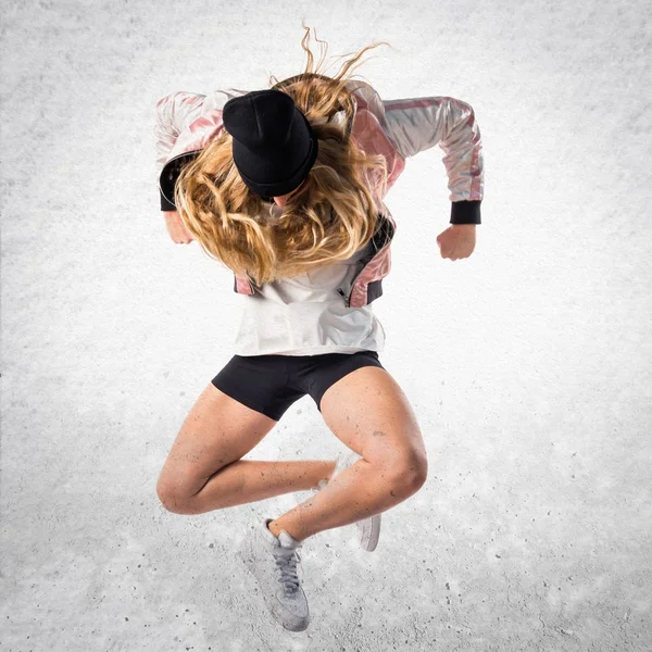 Joven mujer urbana bailando —  Fotos de Stock