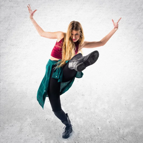 Giovane donna urbana che balla — Foto Stock