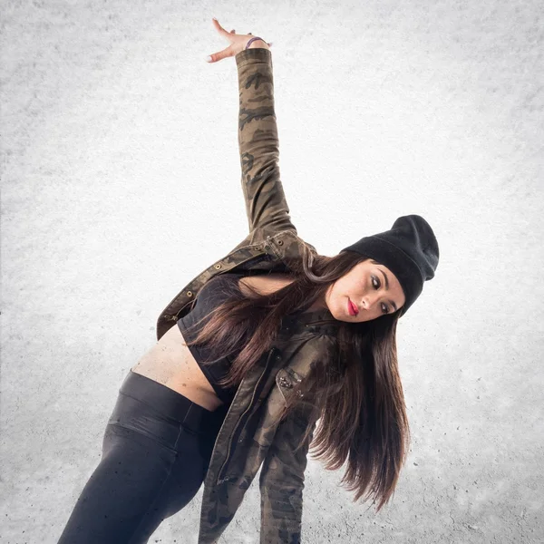 Jovem mulher urbana sobre fundo isolado — Fotografia de Stock