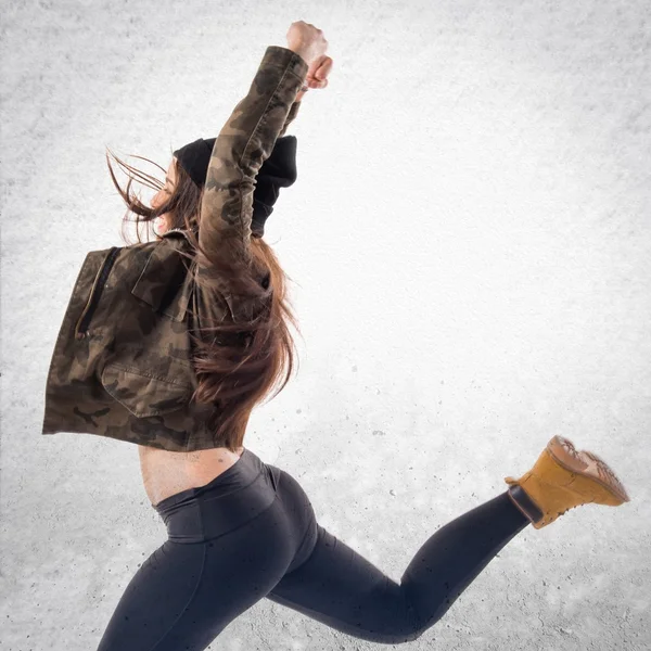 Jovem mulher urbana sobre fundo isolado — Fotografia de Stock