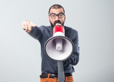 Megafon tarafından bağıran adam