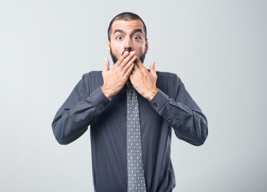 adam ağzını kapsayan