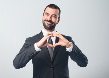 İşadamı elleri ile bir kalp yapma