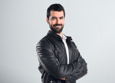 Erkek deri ceket kolları ile geçti