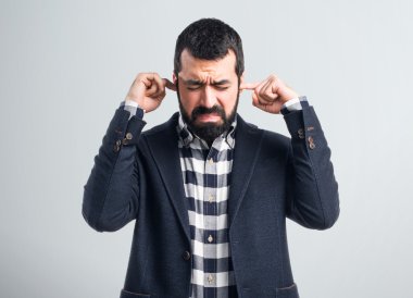 yakışıklı bir adam kulaklarını kapsayan