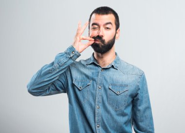 Sessiz adam hareketi yapıyor.