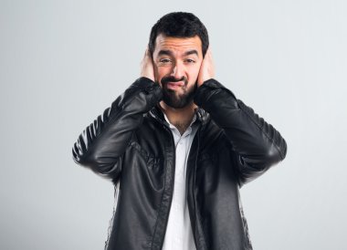 Deri ceket kulakları kapsayan adamla