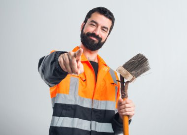 Çöp Adam önüne işaret