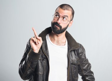 Bir deri ceket düşünme giyen adam