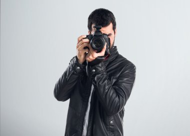 Erkek deri ceket fotoğraf çekme ile