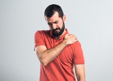 Omuz ağrısı ile yakışıklı adam
