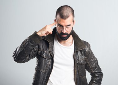 Bir deri ceket düşünme giyen adam