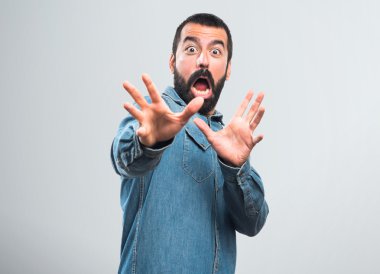 Adam sürpriz jest yapıyor.