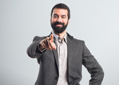 Öne doğru işaret eden adam