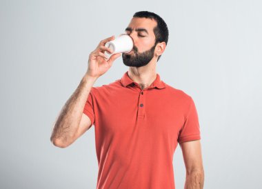 Yakışıklı adam kahve içiyor.