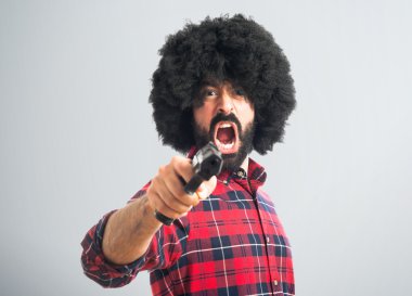 Afro adam tabancayla ateş 