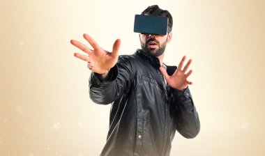 VR gözlüklü adam.