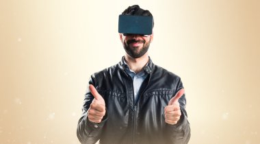 VR gözlüklü adam.
