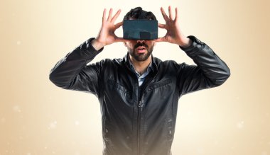 VR gözlüklü adam.