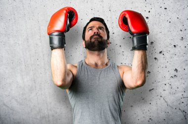 Boks eldivenleri ile sportman