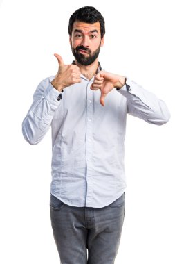 Adam iyi-kötü işaret yapma