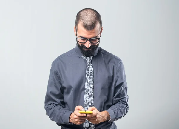 Mann spricht mit Handy — Stockfoto